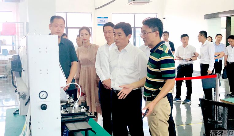 昆山市委常委，高新区党工委书记管凤良、管委会孔维华副主任一行莅临我司参观考察。(图1)