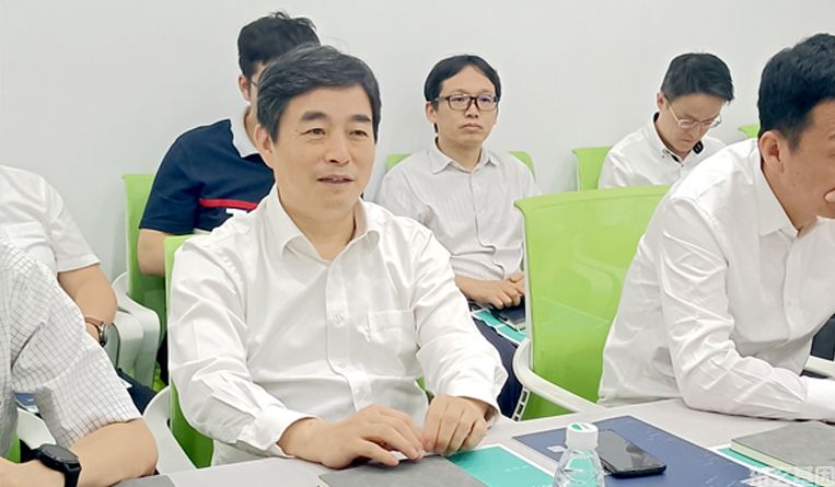 昆山市委常委，高新区党工委书记管凤良、管委会孔维华副主任一行莅临我司参观考察。(图2)